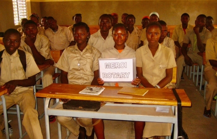 L'aide financière adressée à Soeur Ladureau au Mali a permis l'achat des tables de cette salle de classe.